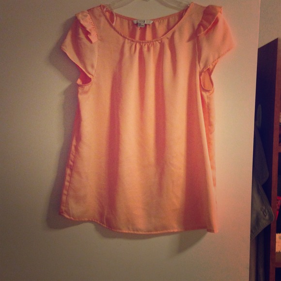 Satin-y feel, peach blouse (never worn) w/out tags - Picture 1 of 1