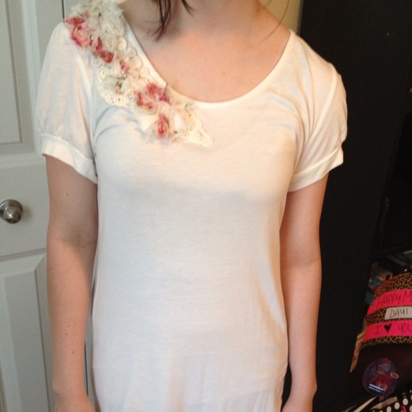 🚫sold🚫Maurice's cream floral appliqué top