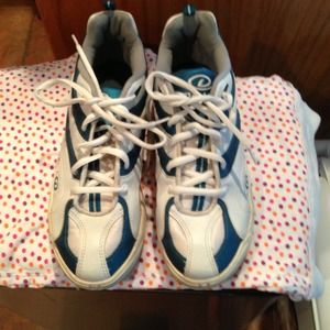 Bowling shoes pretty new!! Very comfort!