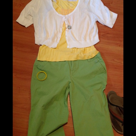 SOLD~~Bass green stretch 12 capris @boonana