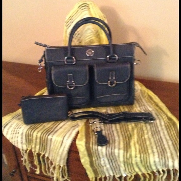 SOLD Authentic Dooney & Bourke Handbag - Picture 1 of 3