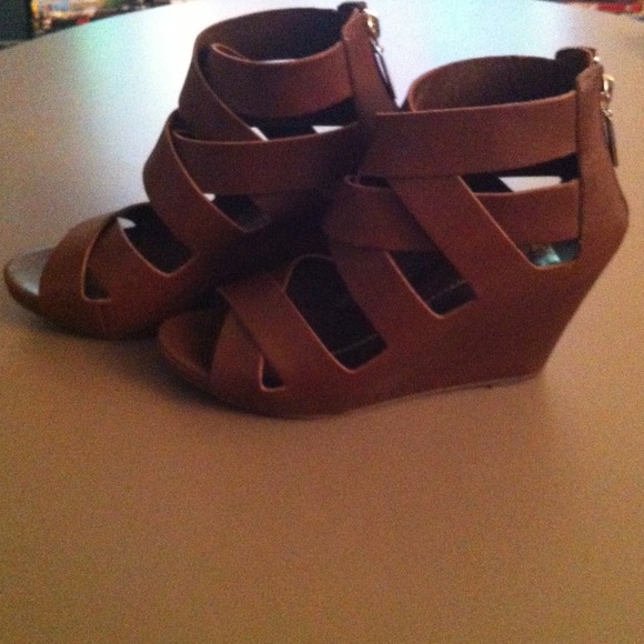 DV Dolce Vita Strappy Leather Wedges - Picture 2 of 4