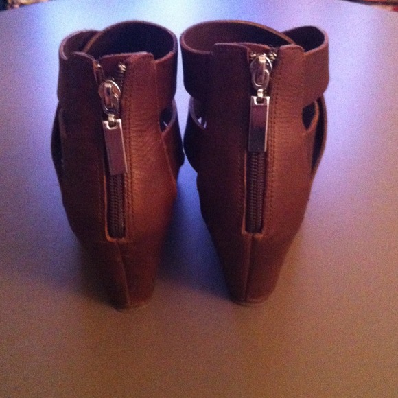 DV Dolce Vita Strappy Leather Wedges - Picture 3 of 4