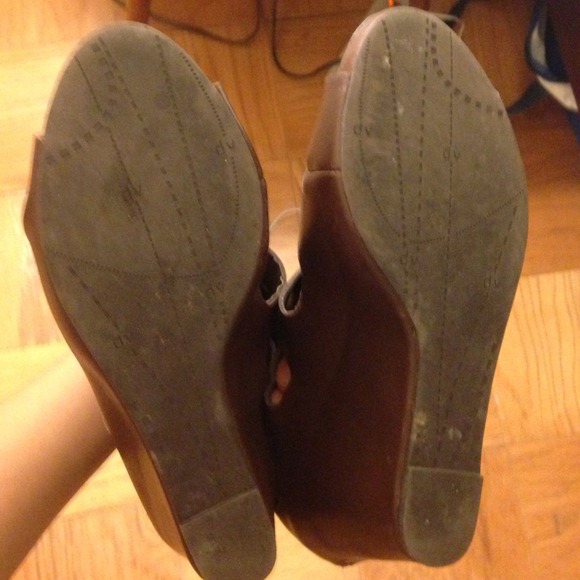 DV Dolce Vita Strappy Leather Wedges - Picture 4 of 4