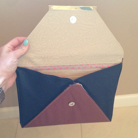 SOLD! GREAT DEAL! NEW clutch! Tan,blk&brown w/gold - Picture 3 of 4