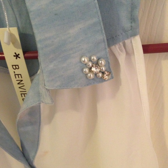 REDUCED!! White blouse w/denim collar&pearls/beads - Picture 2 of 5