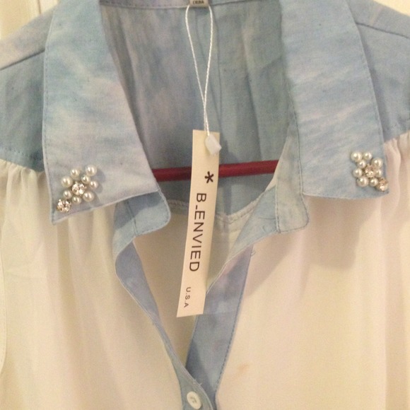 REDUCED!! White blouse w/denim collar&pearls/beads - Picture 5 of 5