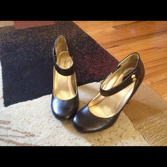 Black And Gold Rounded tip Heels - Picture 2 of 3