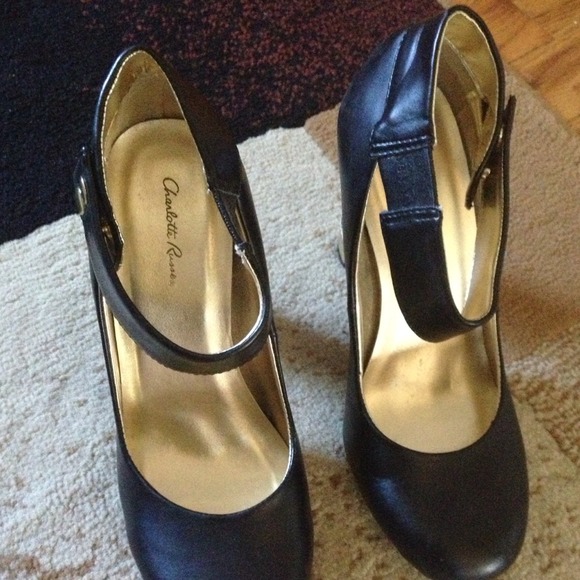 Black And Gold Rounded tip Heels - Picture 3 of 3