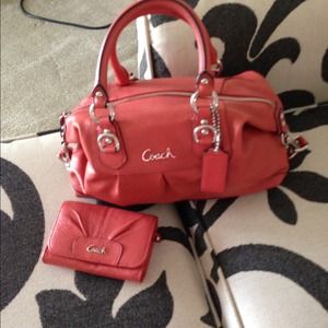 Coach Handbag *Reduced* 🎈Bundled 🎈for @amp_san