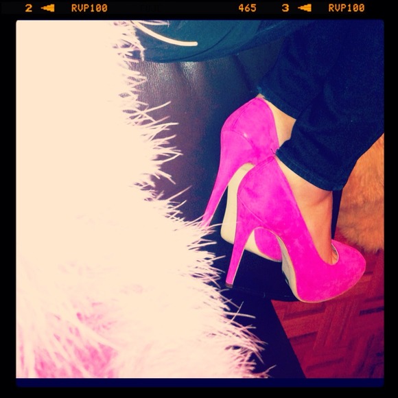 Brian Atwood fuschia Pink pumps! - Picture 4 of 4