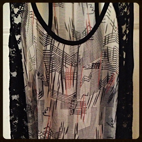 🚫Sold!🚫Patterned Tank with Lace Sides - Picture 2 of 4