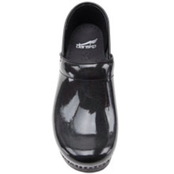 Price reduced!! Mint Dansko grey prism clogs..