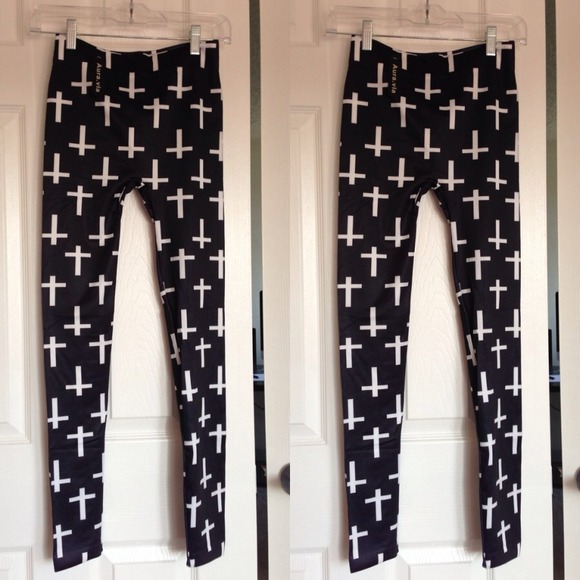 ❤Bundled❤New - Cross Print Leggings