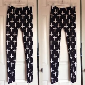 ❤Bundled❤New - Cross Print Leggings