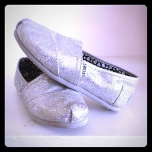 Sparkling silver Toms!!! Size 5.5