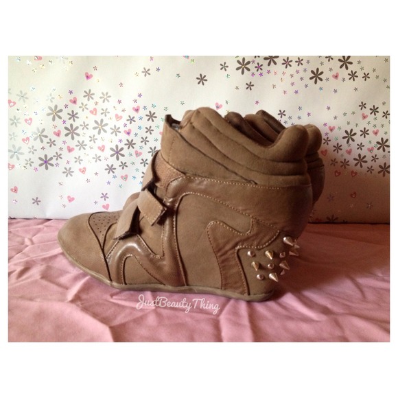 BNWT Edgy Sneaker Wedge