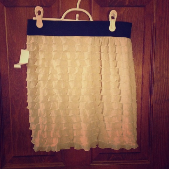 Brand New White Ruffle skirt Sz LG NWT