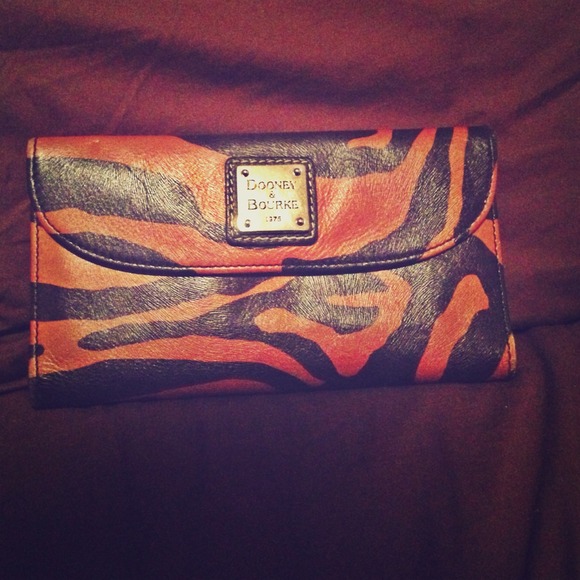 SOLD💥 Dooney Bourke Leather Tiger Wallet
