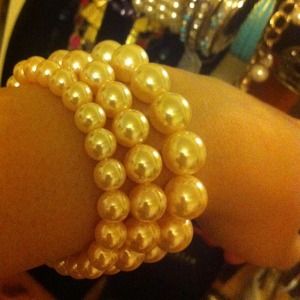 Pearly set of bracelets