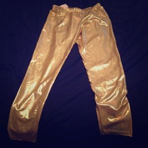 Shiny/metallic gold leggings
