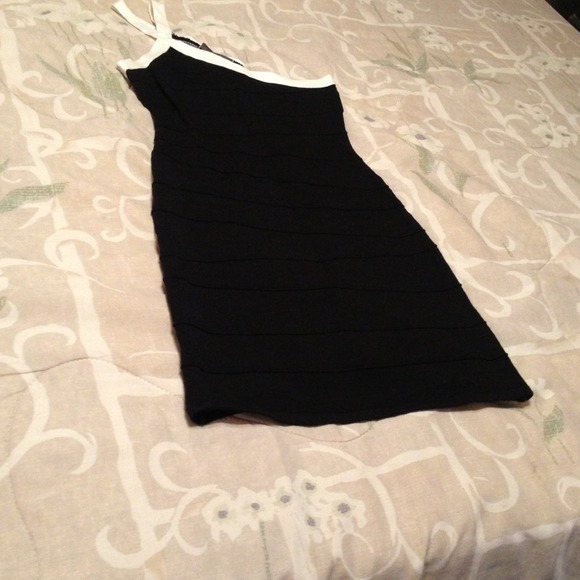 Asymmetrical Knit Black Dress with White Trim - Picture 3 of 4
