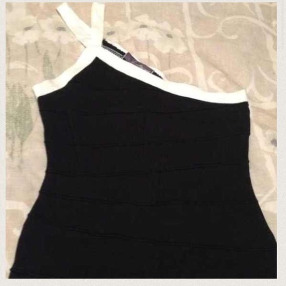 Asymmetrical Knit Black Dress with White Trim - Picture 4 of 4