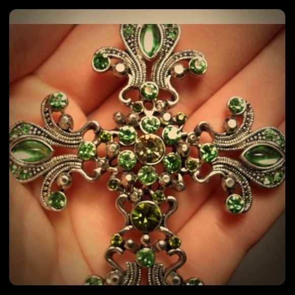🍀Peridot Rhinestone Vintage Design Pendant.🍀
