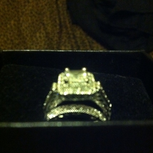 White gold plated engagement ring *trading*