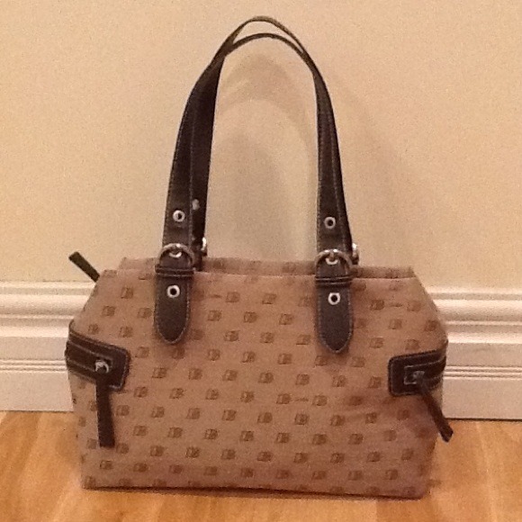 CUTE MEDIUM SIZE PURSE NEW