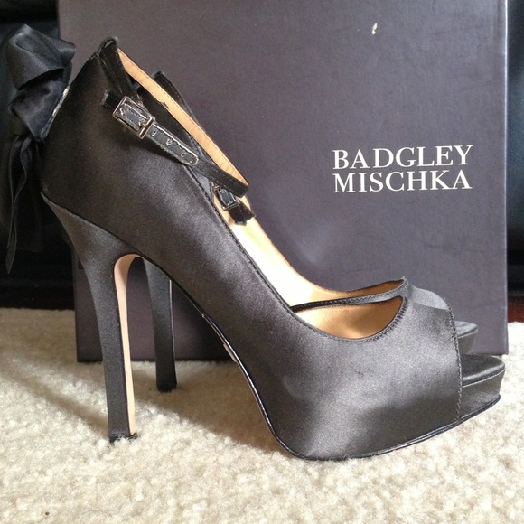 NEW PRICE! AUTHENTIC Badgley Mischka  peep toe pmp