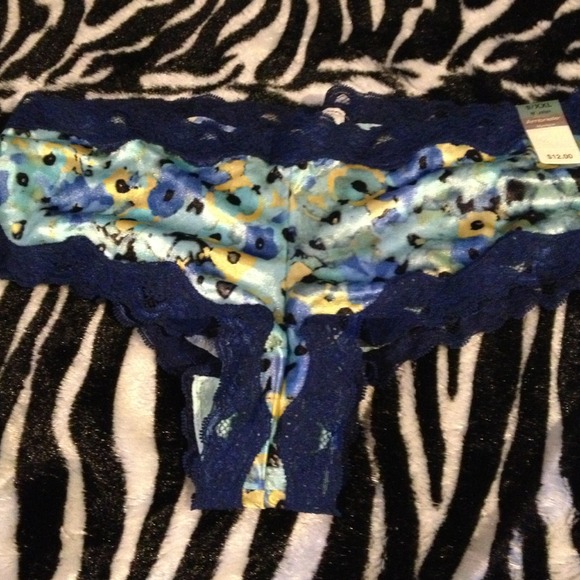 Lacy V-kini panties