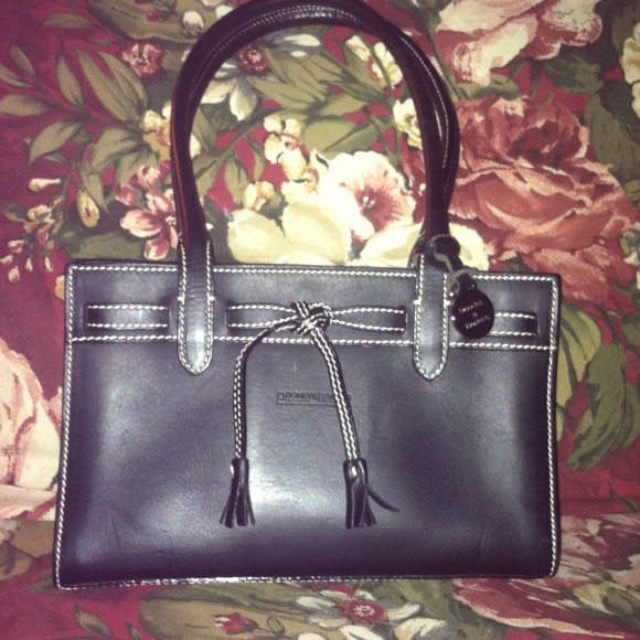 Dooney & Bourke outlet. Not sure if its real. - Picture 1 of 4