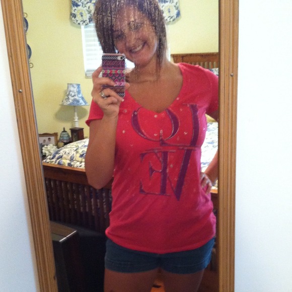 ❌SOLD IN BUNDLE❌ V neck "love" American Eagle tee