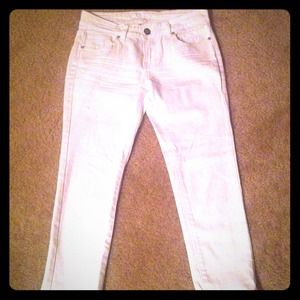 DISTRESSED WHITE STRETCH ANKLE CAPRIS