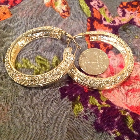 Beautiful Silver Earrings w/rhinestones NEW