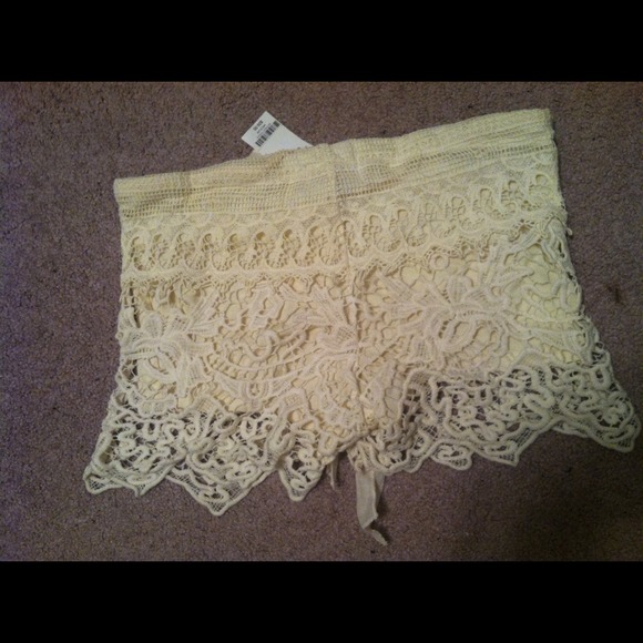 SOLD LOCALLY🔴Cream Lace Shorts - Picture 2 of 3