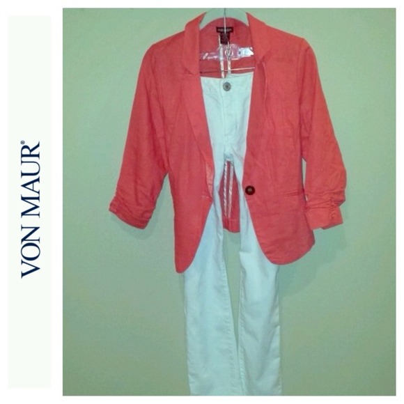 Blazer. One button. Faux pockets. Coral.