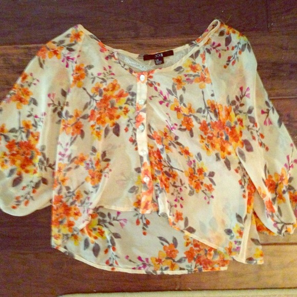 Cute flowy top with spring flowers! - Picture 1 of 1