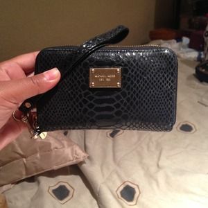 Michael Kors iPhone 4 or 4s zip wallet