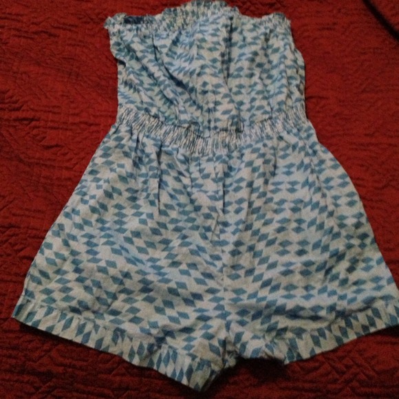 ❌SOLD❌Blue printed strapless romper!