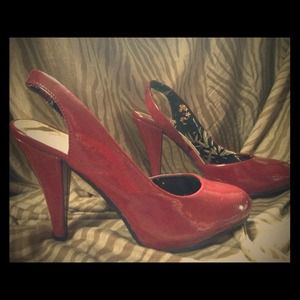 Red patten leather Candies pumps.