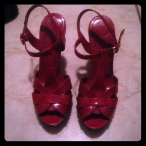 🔳REDUCED Red BCBG heels!❤