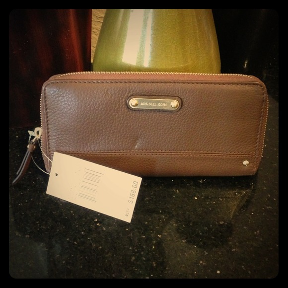 Reduced🔔NWT Michael Kors Wallet/Carry-All