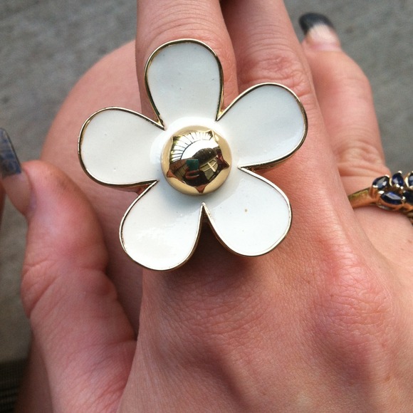 SOLD OUT EVERYWHERE DAISY MARC JACOBS PERFUME RING - Picture 2 of 4