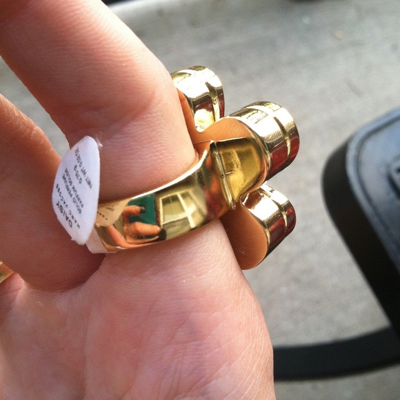 SOLD OUT EVERYWHERE DAISY MARC JACOBS PERFUME RING - Picture 3 of 4