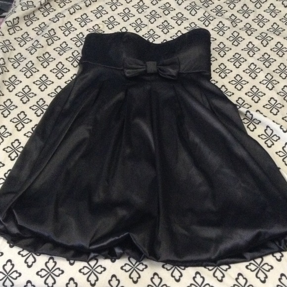 Dresses & Skirts - 💛Strapless Black Party Dress