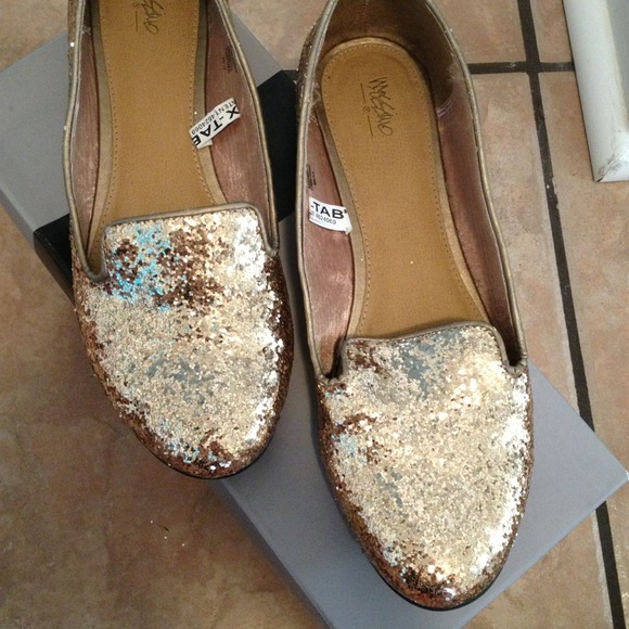 Gold mini sequin shoes. - Picture 2 of 4