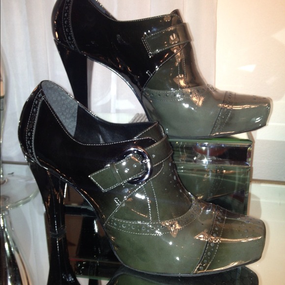Antonio Melani Shoes - Antonio Melani Black and Gray Patent Leather Heels