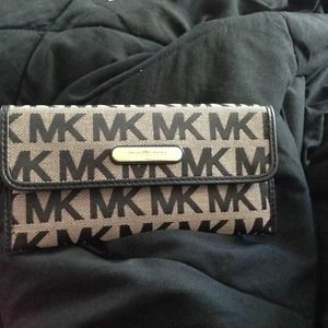Michael kors wallet ❌on hold❌❌